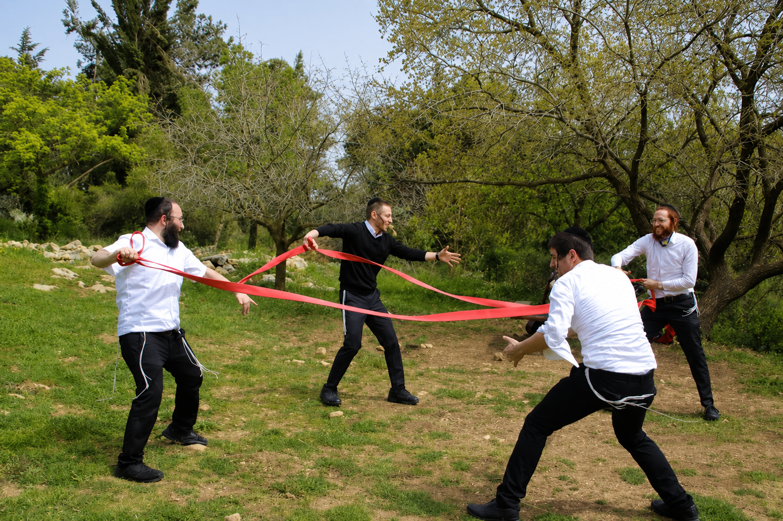 ארבעה אנשי צוות בפעילות משותפת ביער